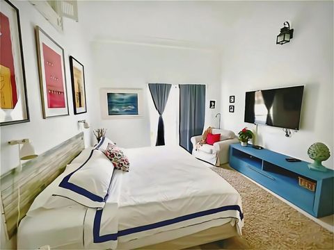 Habitación, cama King, TV, Sillón, puertas al balcón 