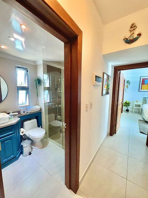 Entrada al baño, pasillo que lleva a las habitaciones. 