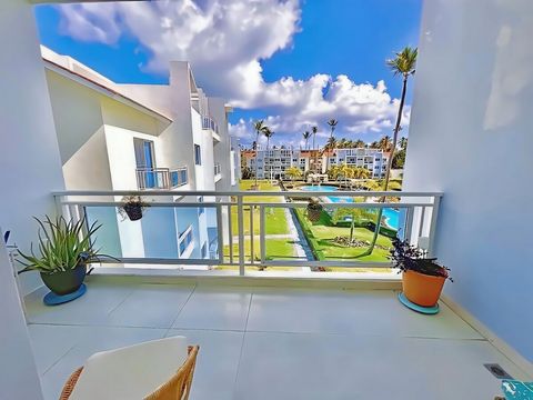 Balcón, muebles de exterior, vista a la piscina 