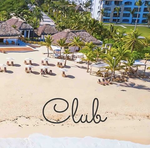 Club de playa privado. Para acceder se debe pagar un consumo mínimo por persona. El dinero del pago no se pierde ya que es para consumir dentro en bebidas y comidas del club de playa.