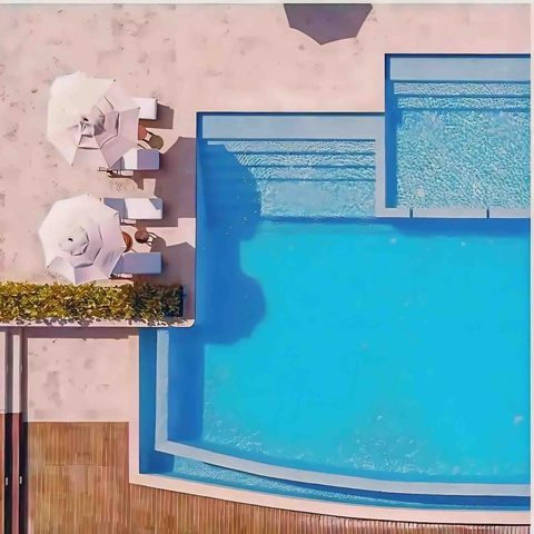 Club de playa privado. Para acceder se debe pagar un consumo mínimo por persona. El dinero del pago no se pierde ya que es para consumir dentro en bebidas y comidas del club de playa.