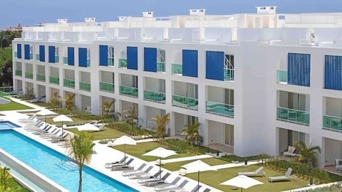 Vista del condominio por el área de la piscina.
