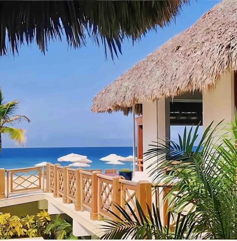 Club de playa privado. Para acceder se debe pagar un consumo mínimo por persona. El dinero del pago no se pierde ya que es para consumir dentro en bebidas y comidas del club de playa.