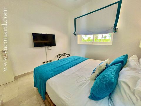 Habitación 2, AC, ventilador de techo, TV, mesas de noche, lámpara de noche, armario,