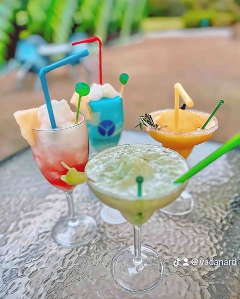 Espacios Food Punta Cana es nuestro Snack Bar. Está ubicado en nuestro condominio Cana Rock Star a solo 5 minutos caminando desde el apartamento. Puede ir a consumir o solicitar nuestro Delivery hasta su apartamento. 