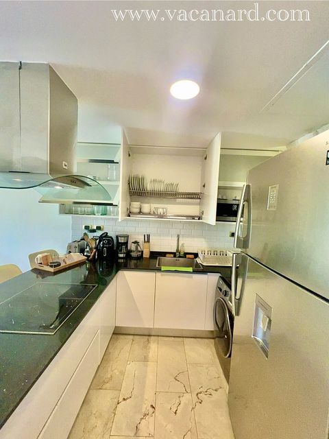 Cocina completa, nevera, estufa eléctrica, utensilios para cocinar, platos, vasos, copas, cubiertos, lavaplatos y esponja. 