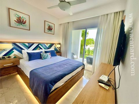 Habitación Principal, AC, ventilador de techo, TV, mesas de noche, lámpara de noche, escritorio, armario, caja de seguridad, baño privado, acceso a la terraza, vista al campo de golf y la piscina 