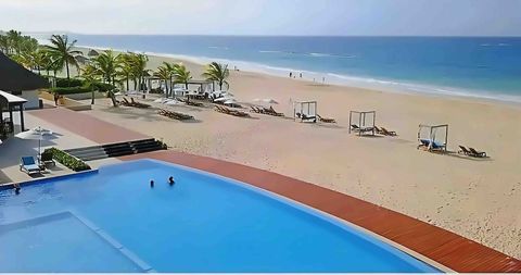 Club de playa privado. Para acceder se debe pagar un consumo mínimo por persona. El dinero del pago no se pierde ya que es para consumir dentro en bebidas y comidas del club de playa.