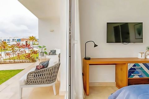 Habitación principal con baño dentro de la habitación y salida directo a la terraza. tiene caja fuerte y vista a la infinity pool y campo de golf. 