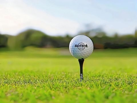 Club de golf de pago dentro de la propiedad. Apartamentos ideales para familias y amigos que combinan la actividad del golf con vacaciones de sol y playa.