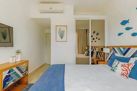 Habitación principal con baño dentro de la habitación y salida directo a la terraza. tiene caja fuerte y vista a la infinity pool y campo de golf. 