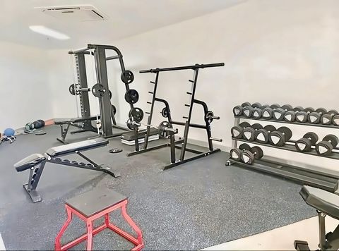 Gym climatizado y totalmente equipado en el condominio. Gratis.