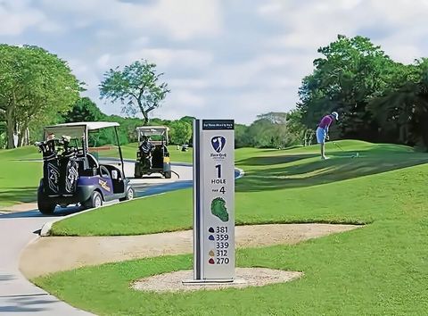 Club de golf de pago dentro de la propiedad. Apartamentos ideales para familias y amigos que combinan la actividad del golf con vacaciones de sol y playa.