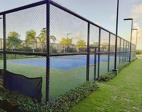 Club de tenis y pádel de pago. Ubicado dentro de la propiedad.