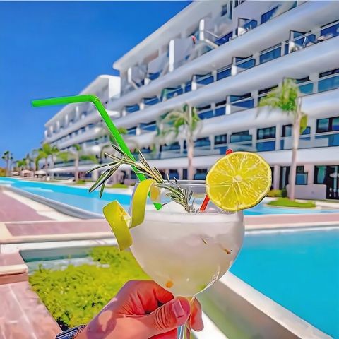 Tenemos un Minimarket dentro de la propiedad y en nuestro otro condominio, a solo 5 min de los apartamentos. Está ubicado en una piscina con una hermosa vista al campo de golf. Pueden ir fisicamente o solicitar delivery hasta el apartamento.