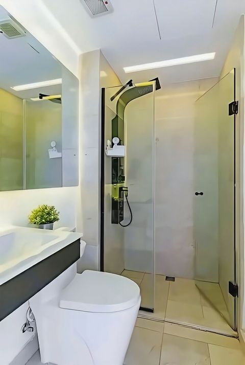 Baño habitación principal. Esta dentro de la habitación. Hay secador de pelo.