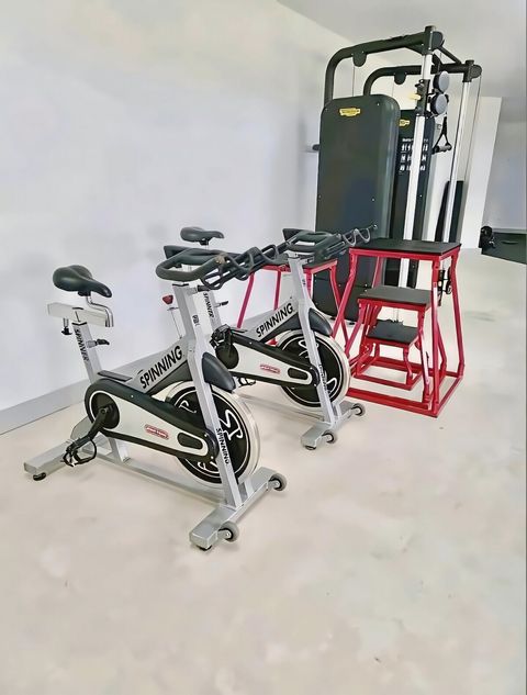 Gym climatizado y totalmente equipado en el condominio. Gratis.