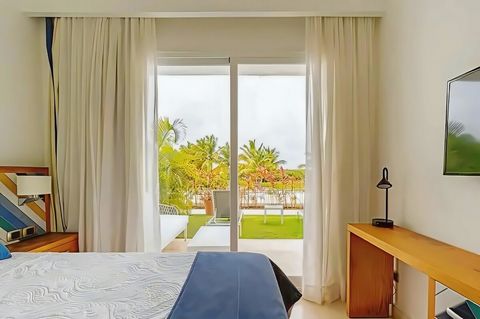 Habitación principal con baño dentro de la habitación y salida directo a la terraza. tiene caja fuerte y vista a la infinity pool y campo de golf. 