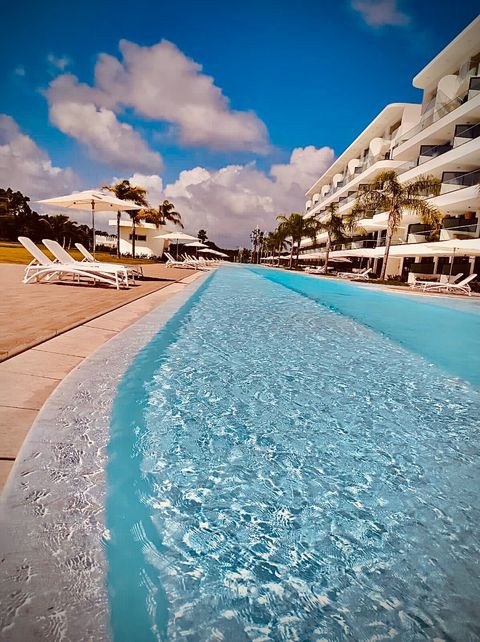Piscina del condominio. Tipo infinity con vista al campo de golf.