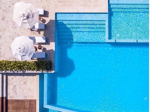 Club de playa privado con pago de consumo mínimo por persona para acceder.
