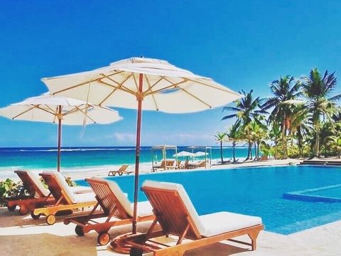 Club de playa privado con pago de consumo mínimo por persona para acceder.
