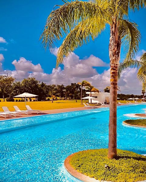 Piscina del condominio. Tipo infinity con vista al campo de golf.