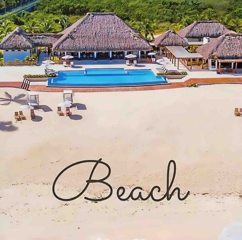 Club de playa privado. Para acceder se debe pagar un consumo mínimo por persona. El dinero del pago no se pierde ya que es para consumir dentro en bebidas y comidas del club de playa.