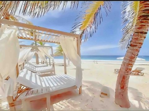 Club de playa privado. Para acceder se debe pagar un consumo mínimo por persona. El dinero del pago no se pierde ya que es para consumir dentro en bebidas y comidas del club de playa.
