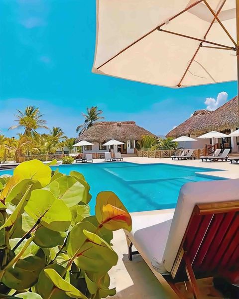 Club de playa privado. Para acceder se debe pagar un consumo mínimo por persona. El dinero del pago no se pierde ya que es para consumir dentro en bebidas y comidas del club de playa.