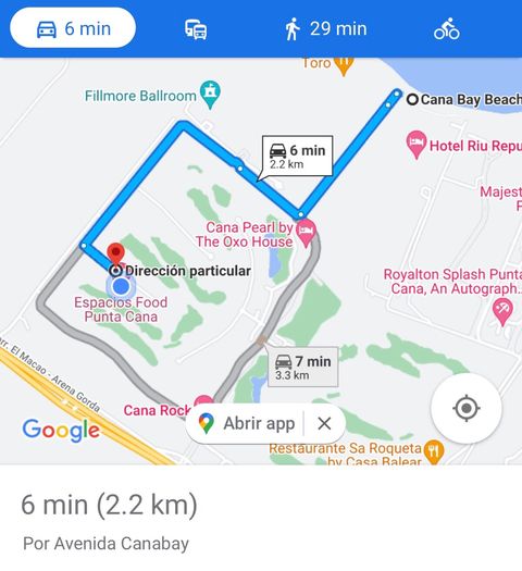 Ruta desde el apartamento hasta el club de playa privado. Club de playa privado cobra a la entrada consumo mínimo por persona. Este dinero no se pierde ya que se consume en bebida y comida en el club. Único acceso a la playa dentro de la propiedad.