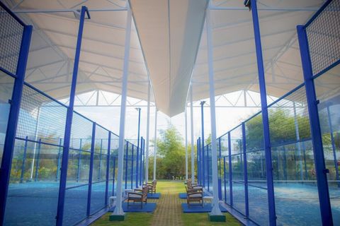 Club de tenis y pádel de pago.