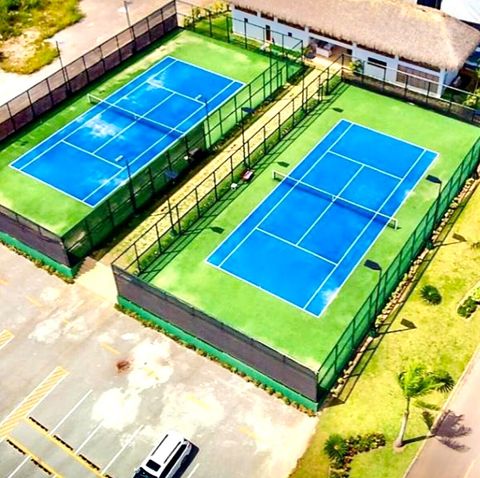 Club de tenis y pádel de pago.