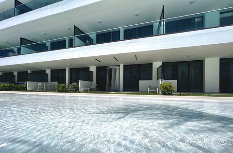 Terraza exterior del apartamento con acceso directo a la piscina.