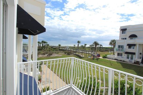 View of the Ocean and the Beach Access from the balcony. 