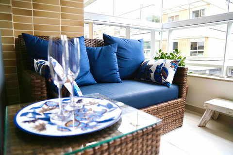 Área de estar na varanda.  Varanda gourmet com churrasqueira. / 
Gourmet veranda with barbecue area.
