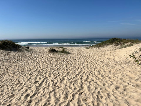Ao sair da passarela, vista da praia do Campeche