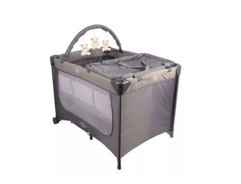 Berço com trocador desmontável. Duas alturas + mosquiteiro. 
Peso suportado: 18 kg.
Modo berço na primeira altura somente bebês de no máximo 3 meses/6 kg e que ainda não são capazes de sentar. Segunda altura suporta bebês de até 24 meses ou 18 kg. 