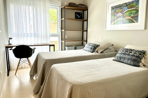 Segundo quarto com 2 camas de solteiro. É possivel adicionar uma cama extra auxiliar*.
2nd room with 2 single beds. It is possible to add an auxiliary bed*.