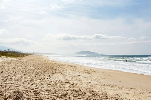 Praia do Campeche. Praia boa para a prática de surf e kite surf. No inverno é possível observar baleias e ocasionalmente há grupos de golfinhos.