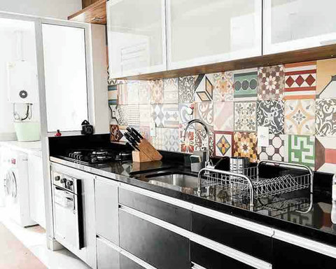 Cozinha completa equipada com Cooktop, forno e microondas. 