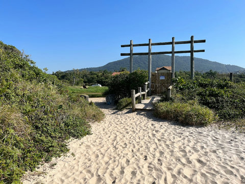 Entrada da passarela que conecta o condomínio à praia.