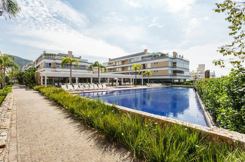 Vista do condomínio e piscinas. Piscina do condomínio interditada de Agosto a Novembro de 2022 para realização de obras de segurança de acordo com exigência do Corpo de Bombeiros.