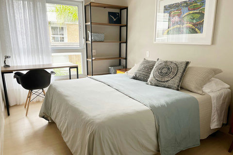 Segundo Quarto: Multiuso. 
Quarto com ar condicionado e opção de cama queen com pillowtop 60gr ou 2 camas solteiro, conta também com uma cama auxiliar sendo possível dormir até 3 pessoas. 