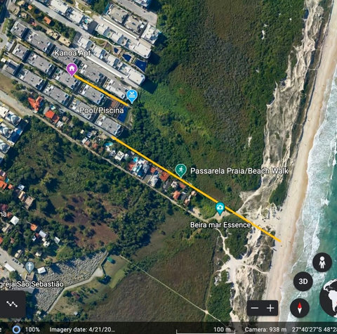 Distância do apto até a piscina e depois da piscina até a praia, em passarela verde privativa do condomínio. A distância total é de 300mts, cerca de 5 mints a pé, do apto até a praia.