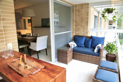 Área social integrada: varanda, mesa de jantar e sala de tv ao fundo. / 
Integrated social area: gourmet veranda, dining table and tv room in the background.
