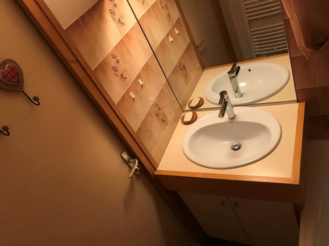 Salle de bains avec baignoire