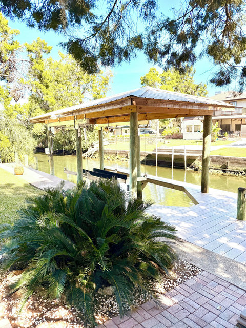Free Boatlift for guest use on a stationary dock