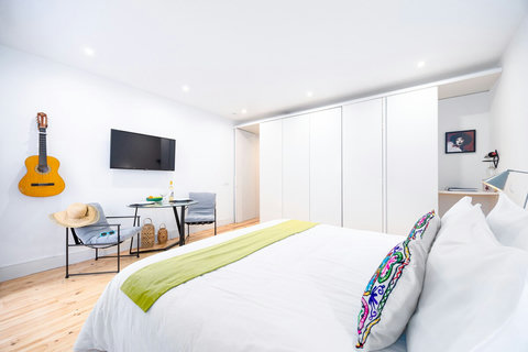 Extra comfortable king-size bed (71x79 inch = 180x200cm). High end mattress with a high-quality comforter (topper) and top quality linen. 4 Luxury Pillows (30x20inch = 76cm x51cm) : 2 Goose Down Pillows + 2 Polyester Pillows
