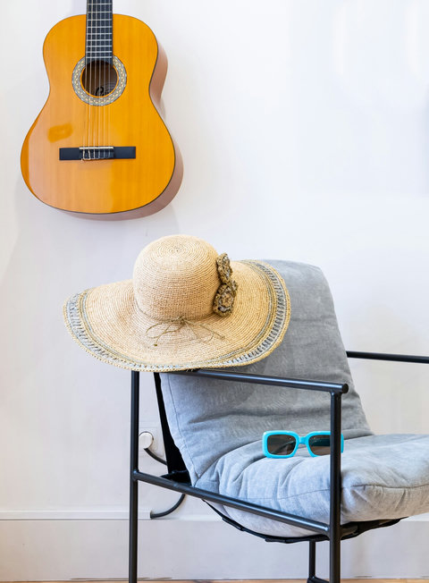 Studio apartment central Lisbon. King size comfortable bed, air-conditioner (Hot and Cold), fully equipped kitchen, marble bathroom with 24 hour high pressure hot water and free toiletries. Smart TV with free cable channels