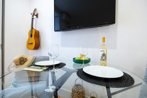 Studio apartment central Lisbon. King size comfortable bed, air-conditioner (Hot and Cold), fully equipped kitchen, marble bathroom with 24 hour high pressure hot water and free toiletries. Smart TV with free cable channels